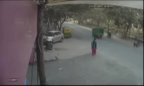 Hindistan'da İki Aracın Arasında Kalan Kadının Havaya Fırlaması