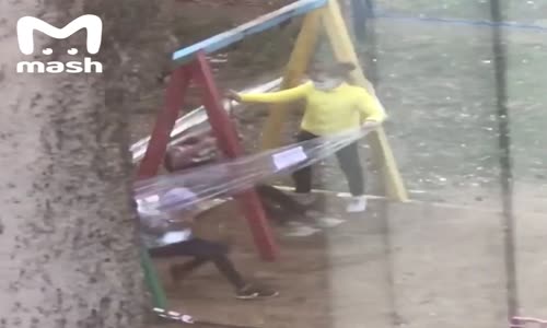 Rus Çocukların Streçli Salıncak Eğlencesi 