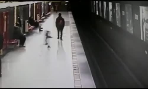 Tren Raylarına Atlayan Çocuk