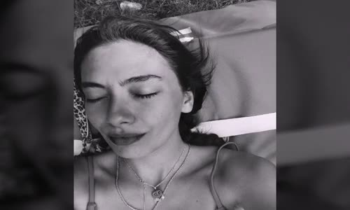 Neslihan Atagül Minik Kedisiyle Yeni Fotoğrafını Paylaştı