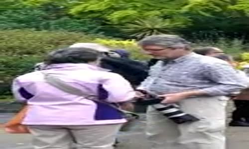 Kraliçenin Muhafızı Önüne Çıkan Turisti Biçti 