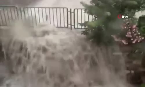 Kocaeli'de Sağanak Yağış...Yollar Göle Döndü, İş Yerleri Sular Altında Kaldı