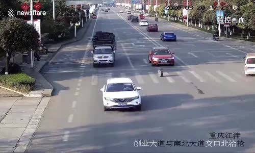 Çin'de  Kaza; Minibüsün Tekerleği Fırlayıp  Yayaya Çarptı,