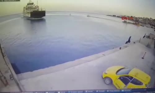 Balıkesir'de Arabalı Vapurun İskeleye Çarpması