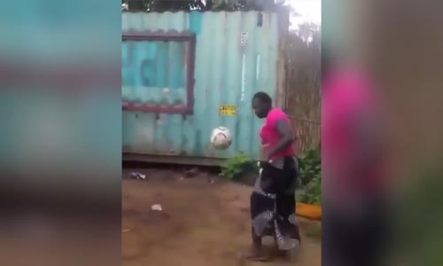 Afrikalı Abladan Futbol Topuyla Spektaküler Hareketler