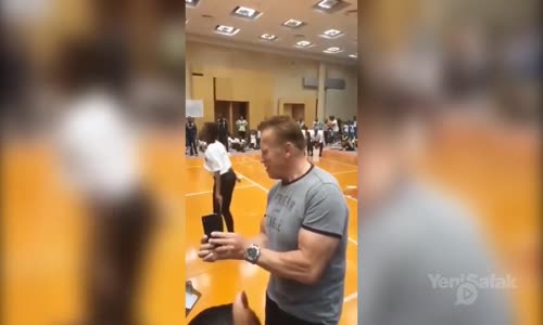 Arnold Schwarzenegger'e Uçan Tekmeli Saldırı