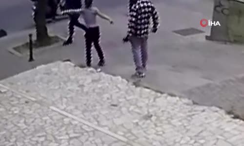 Kadıköy’de sokak ortasında bıçaklı sopalı kavga kamerada 
