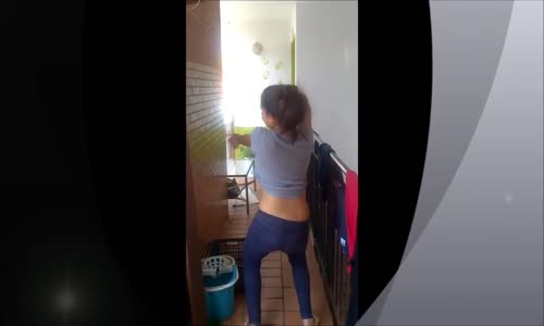 Balkonda Roman Havası İle Coşan Kız