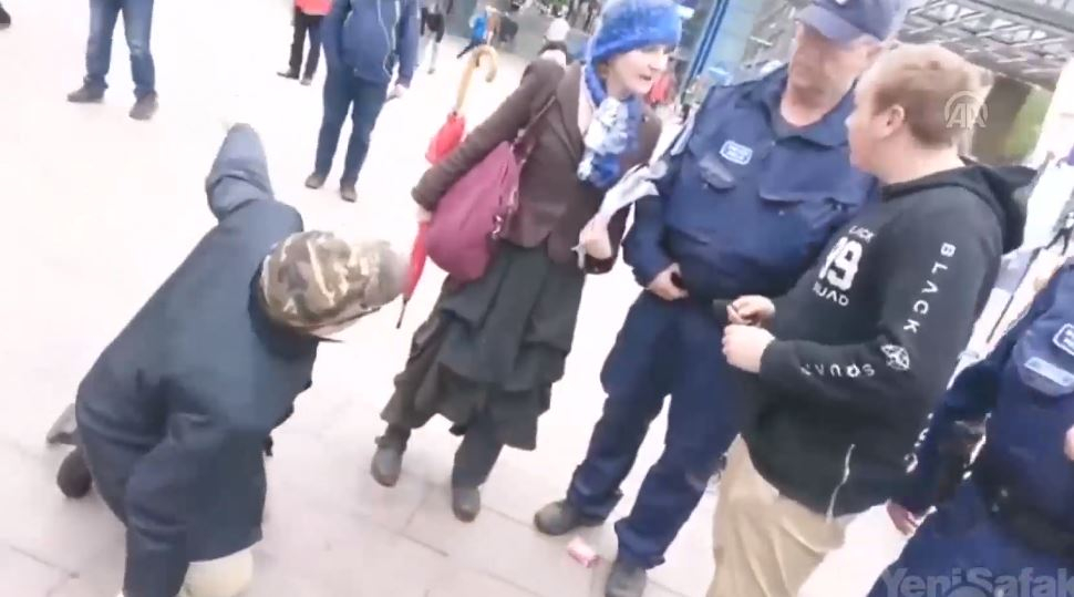 Kur'an-ı Kerim'i Yırtan Adama Sessiz Kalmadılar