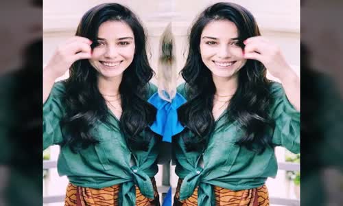 Özge Gürel Tatilde Arkadaşlarıyla Pozlarını Paylaştı