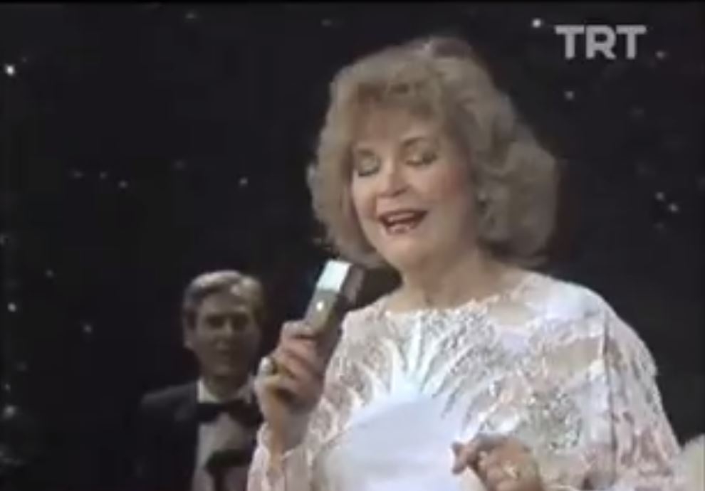 Nesrin Sipahi-Niçin Mahsun Bakarsın Sen Bana Öyle 