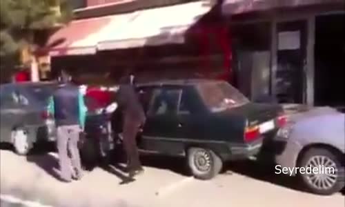 Park Yerinde Sıkışan Arabaya Türk Usulü Müdahale.. :D