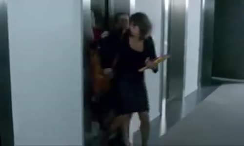 Arkasına Bakmadan Osuran Kadın