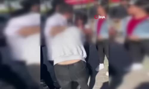 Esenyurt’ta lise çıkışı ortalık birbirine girdi, 'dedikodu' kavgası kamerada 