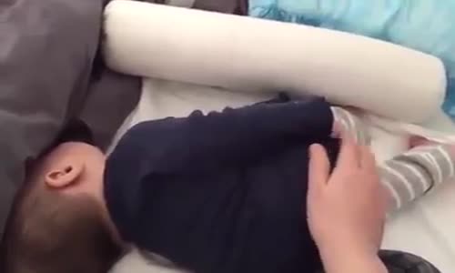 Uyurken Annesinin Totosuna Vurmasını İsteyen Ufaklık