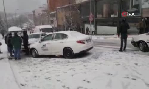 Karda kayan arabalarını böyle kurtarmaya çalıştılar 