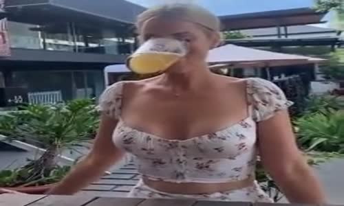 Ellerini Kullanmadan Bira Dolu Bardağı Fondipleyen Kız