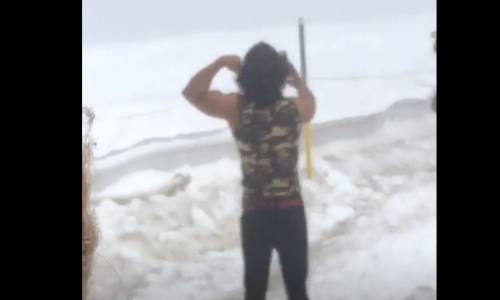 Adamın Kaslı Selfiesi İçin Soğuk Hiç Engel Değildir