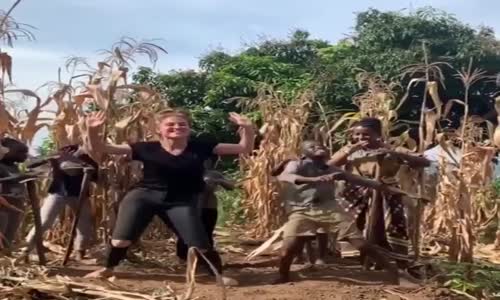 Uganda'dan Coşkulu Dansı Yapmak İsteyen Turistin Performansı