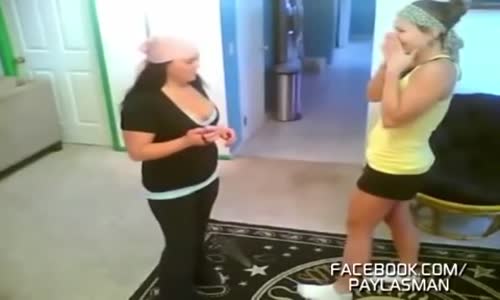 Kalçasına Elektroşok Verdiren Kız