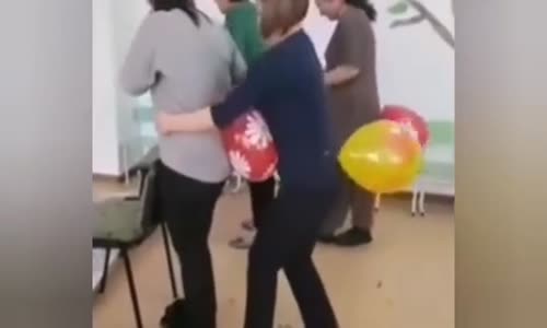 Balon Patlatma Oyunu Oynayan Asyalı Ablalar 