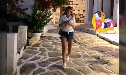Aslı Enver Yunanistan Sokaklarında Tatil'e Devam Ediyor