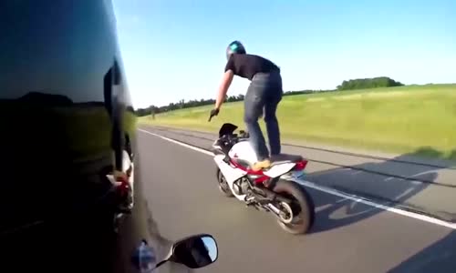 Motosikletiyle Şov Yapmak İsterken Tezeği Avuçla Yiyen Adam 