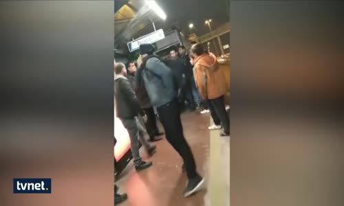 Metrobüs Durağında Tekme Tokat Kavga!