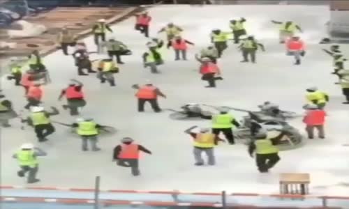 İşe Başlamadan Önce Isınan İşçiler