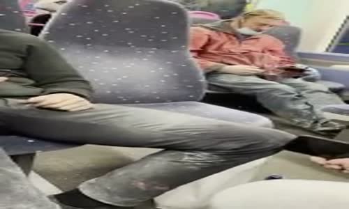 Kulaklığın Takılı Olduğunu Zanneden Adam 