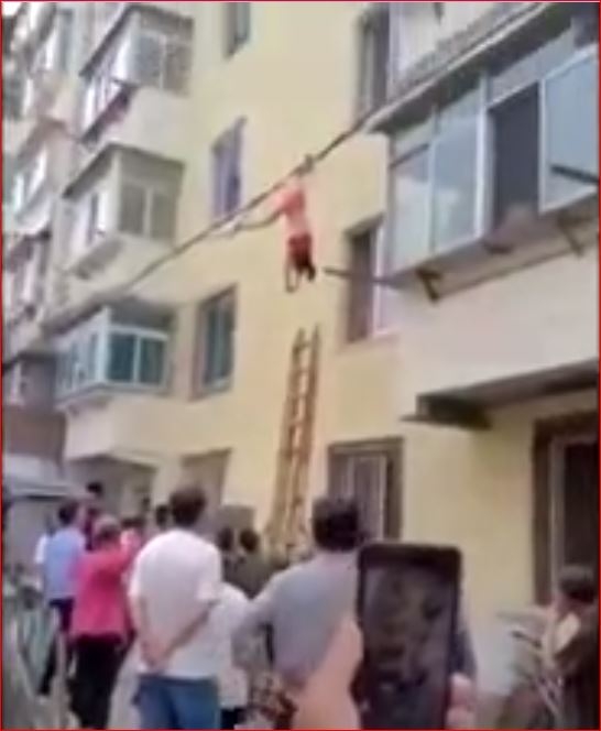 Elektrik Kablolarına Asılı Kalan Kadın