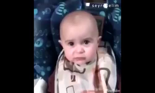 Annesinin Güzel Sesine Dayanamayıp Ağlıyor.