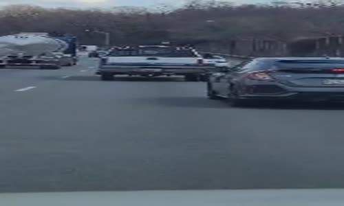 Trafikte Tek Tekerlekle İdare Eden Kamyonet