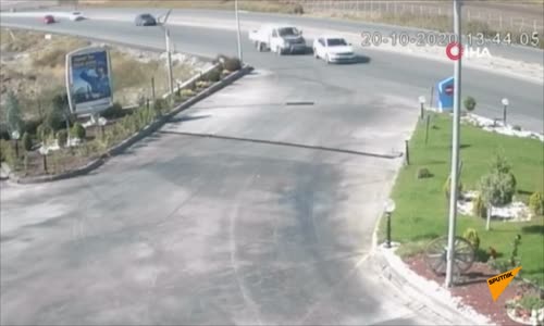 Konya'da bir otomobilin takla attığı kaza, güvenlik kamerasına yansıdı 