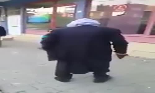 Cüce ile Yaşlı Adamın Anlamsız Kavgası