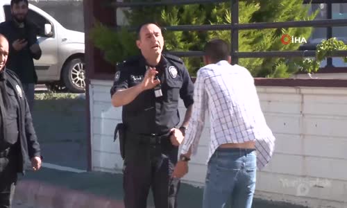 Polise Bıçakla Saldıran Gence Tazyikli Suyla Müdahale