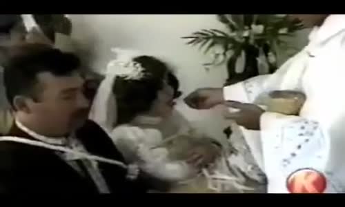 Kilisede gelinin dishleri