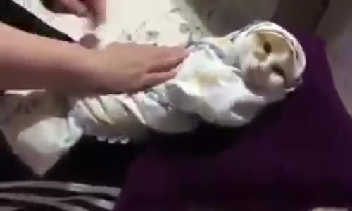 Kediyi Kundaklayıp Uyutmak