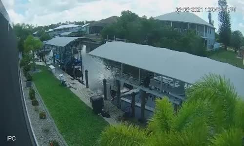 Balığa Çıkmaya Hazırlanırken Suya Düşen Adam 