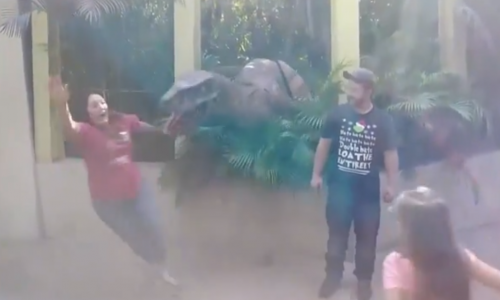 Yapay Dinozordan Korkan Kadın