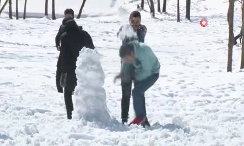 İlk kez kar gören Afrikalılar gönüllerince eğlendi, kar üstünde sucuk ekmek keyfi yaptı 