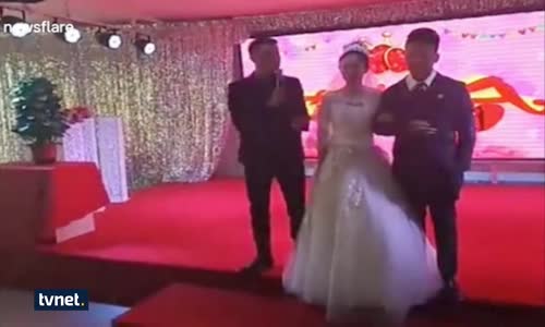 Düğünde Gaf Yapan Sunucuya Gelinden Tokat