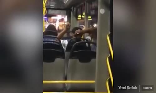 Halk Otobüsünde Tıraş Makinesiyle Saçını Kesen Çılgın Genç