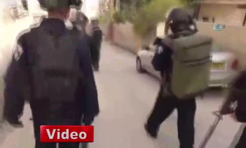 İsrail Güçleri 4 Filistinliyi Yaka Paça Gözaltına Aldı 
