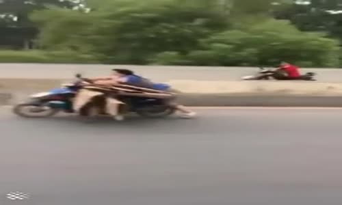 Motosiklet Süren Kadın Azraile Meydan Okudu