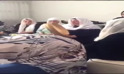 Rap Müzik Yapar Gibi İlahi Okuyan Kadın