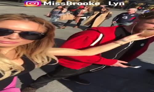 Rastgele Erkeklerin Sakallarını Okşayan Kadın 