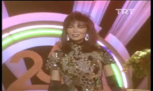 Ayşe Tunalı-Bir Sonbahar Misali Sararan Ömrümde Bir Yaprak Ol izle