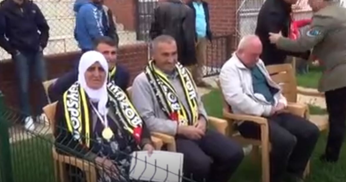 70 Yaşındaki Fanatik Teyze'ye Teşekkür Belgesi ve Madalya Verildi