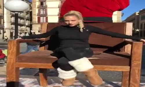 Bayan Akrobatın Kafayı Tahta Sandalyeye Çarpması